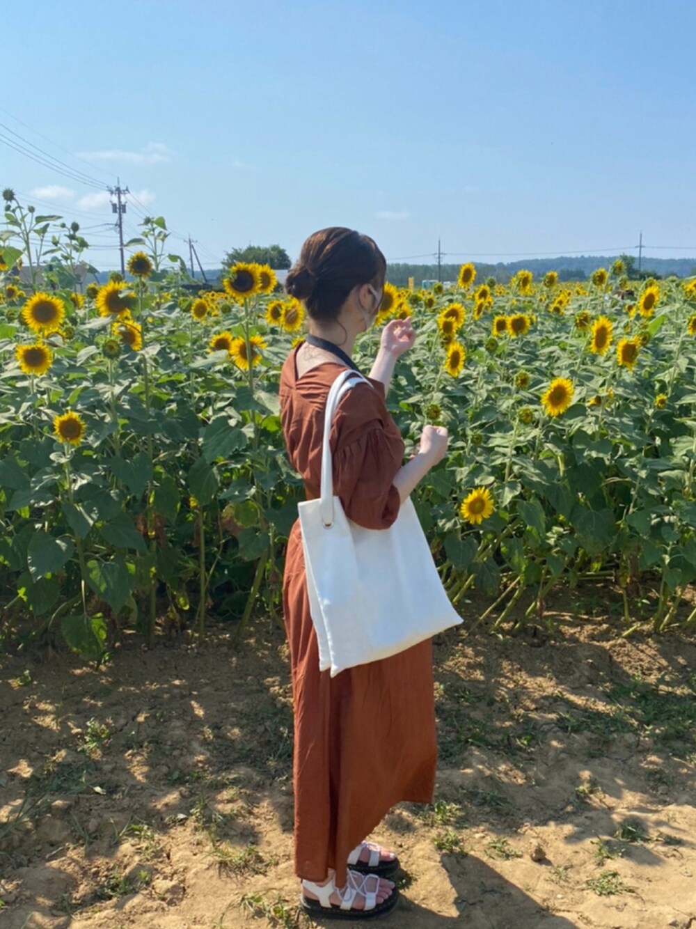 「URBAN RESEARCHのアイテム（ワンピース/ドレス、オレンジ系）」を使った、Mayaさん（レディース・167cm）の秋コーディネートの1枚目の写真