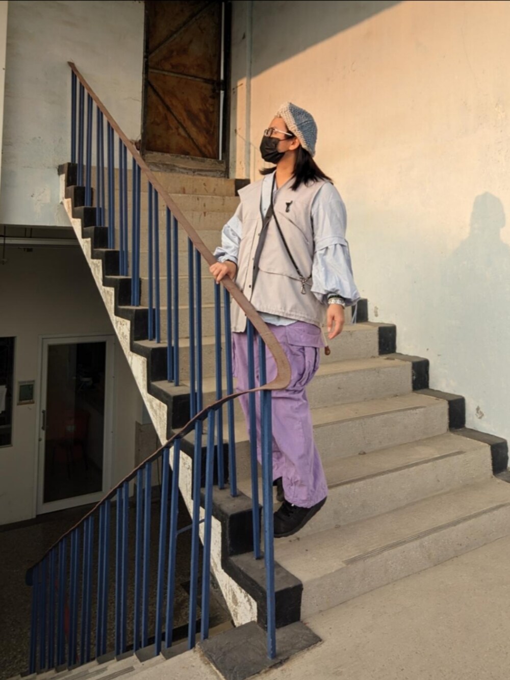 パープル系のチノパンツを着用したレディースの春コーディネートの1枚目の写真