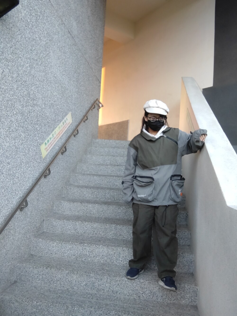 グリーン系のその他アウターを着用したレディースの冬コーディネートの1枚目の写真