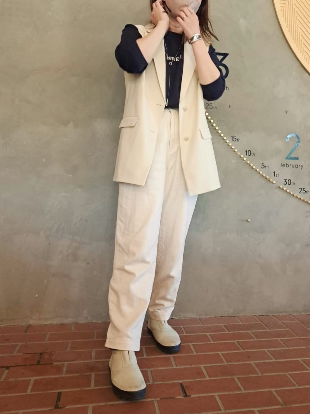 「オトナカジュアル、ロングジレ、ロゴT、ootd」｜「BEAUTY&YOUTH UNITED ARROWSのBY コットンデニム バックベルト タックパンツ -ウォッシャブル-（デニムパンツ、ホワイト系）」を使った、meganemoさん（骨格ナチュラル・レディース・163cm）の春コーディネートの1枚目の写真