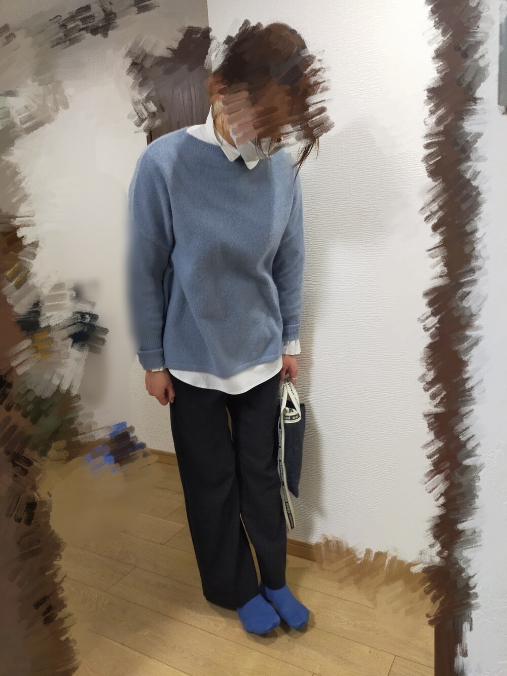 ブラック系のその他パンツ、ブルー系のニット/セーター、ホワイト系のシャツ/ブラウスを着用したレディースの冬コーディネートの2枚目の写真