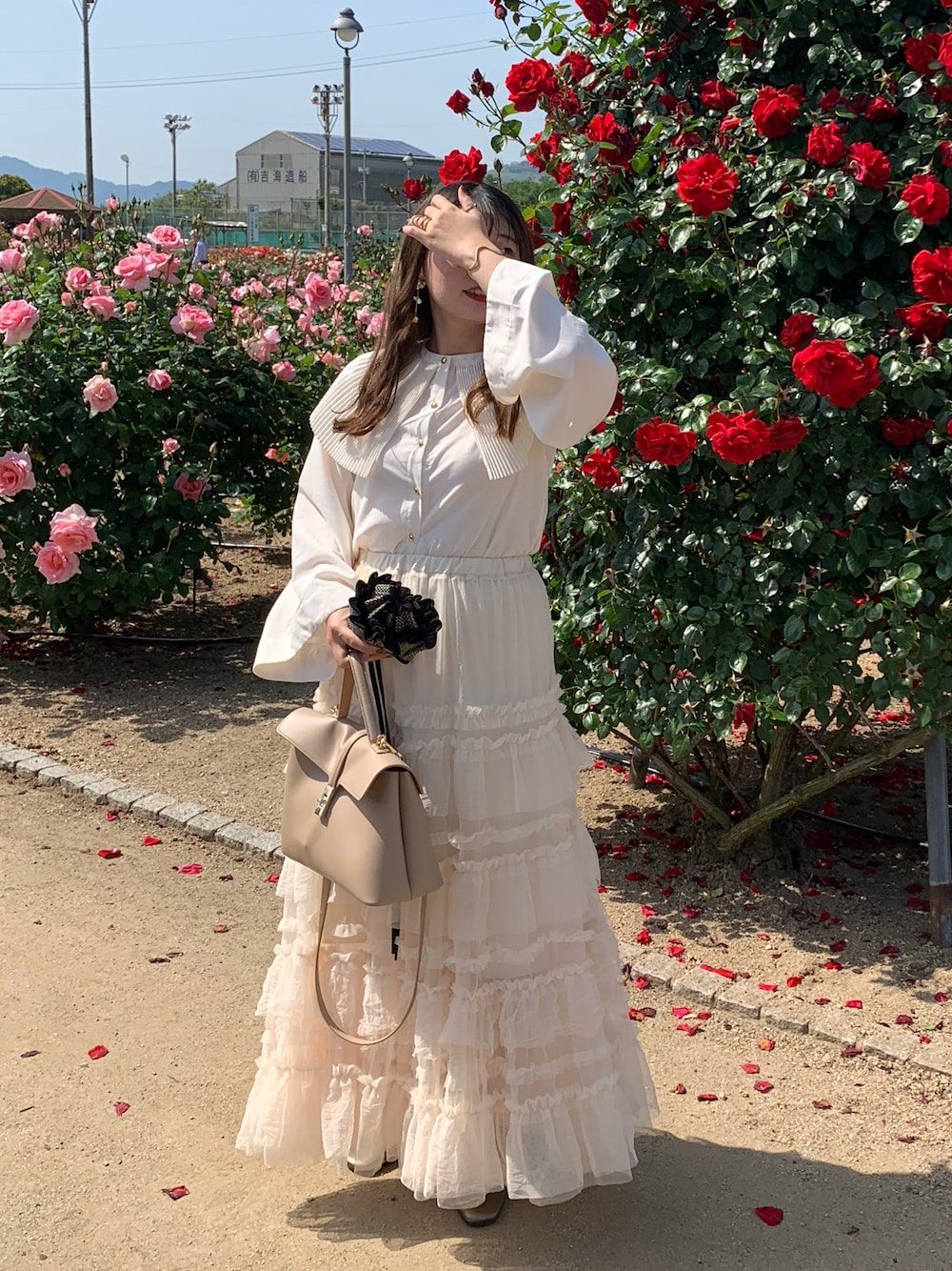 「初夏コーデ、WEARyouthコーデ、acka、ティアードスカート、ホワイトコーデ、ClaSTEllaR、大人かわいい、夏コーデ、シンプル、ootd、休日スタイル、キレイめコーデ」｜「ackaのアイテム（スカート、ベージュ系）」を使った、Ayakaさん（レディース・165cm）の春コーディネートの1枚目の写真