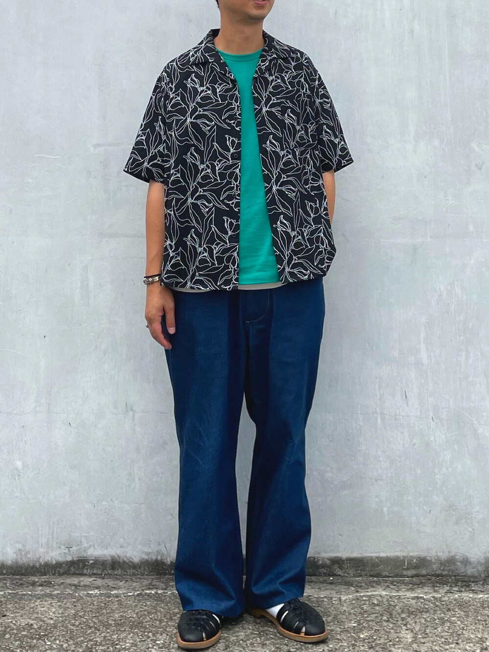 ブラック系のシャツ/ブラウスを着用したメンズの夏コーディネートの1枚目の写真