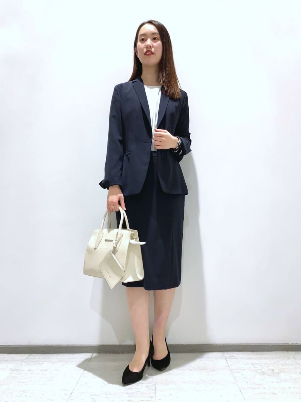 「お仕事スタイル、スーツスタイル、スカートスタイル、通勤、キレイめ、ネイビー、シンプル」｜「INDIVIの【洗える】ナチュラル テーラードジャケット（スーツジャケット、ブルー系）」を使った、harukaさん（レディース・160cm）の冬コーディネートの1枚目の写真