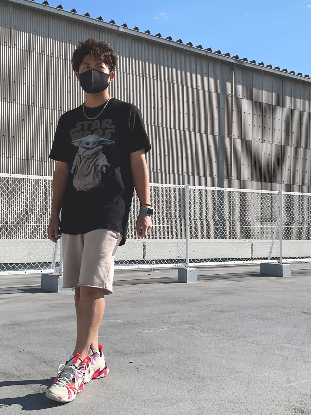 「STAR WARS、スターウォーズ、ナイキ、NIKE、Jordan、アップルウォッチ、Tシャツ」｜「STAR WARSのSTAR WARS ザ•チャイルド グローグー（Tシャツ/カットソー、ブラック系）」を使った、チャンこつさん（メンズ・172cm）の秋コーディネートの1枚目の写真