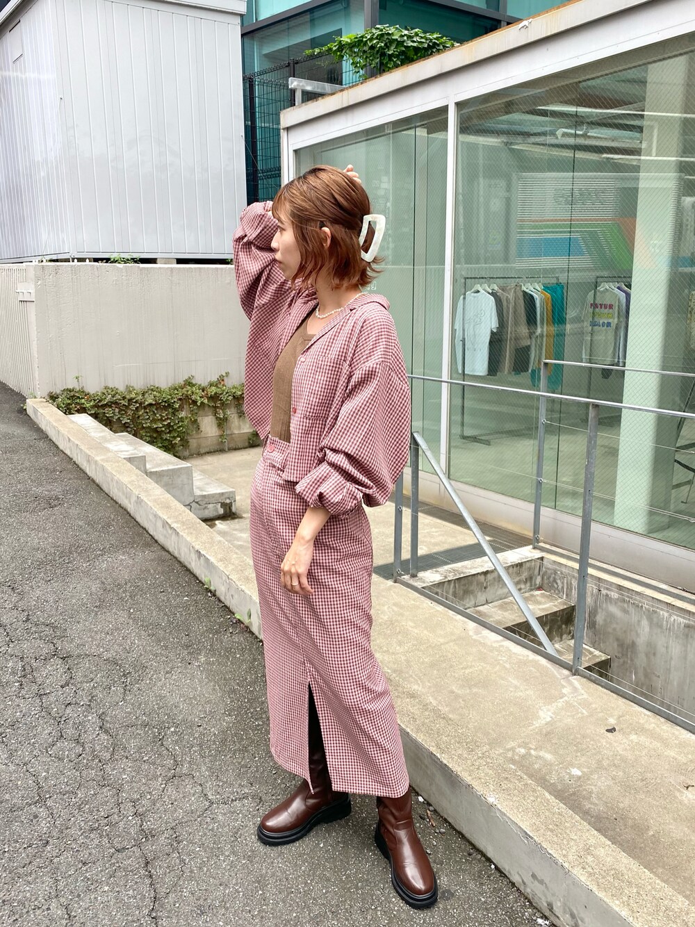 「低身長コーデ、セットアップ、チェック、チェックシャツ、チェック柄、Kastane、秋トレンド2021、SET UP、カラーコーデ、ピンク」｜「KastaneのSETUP クロップドギンガムシャツ（シャツ/ブラウス、ピンク系）」を使った、shibuya   mioさん（レディース・154cm）の秋コーディネートの1枚目の写真