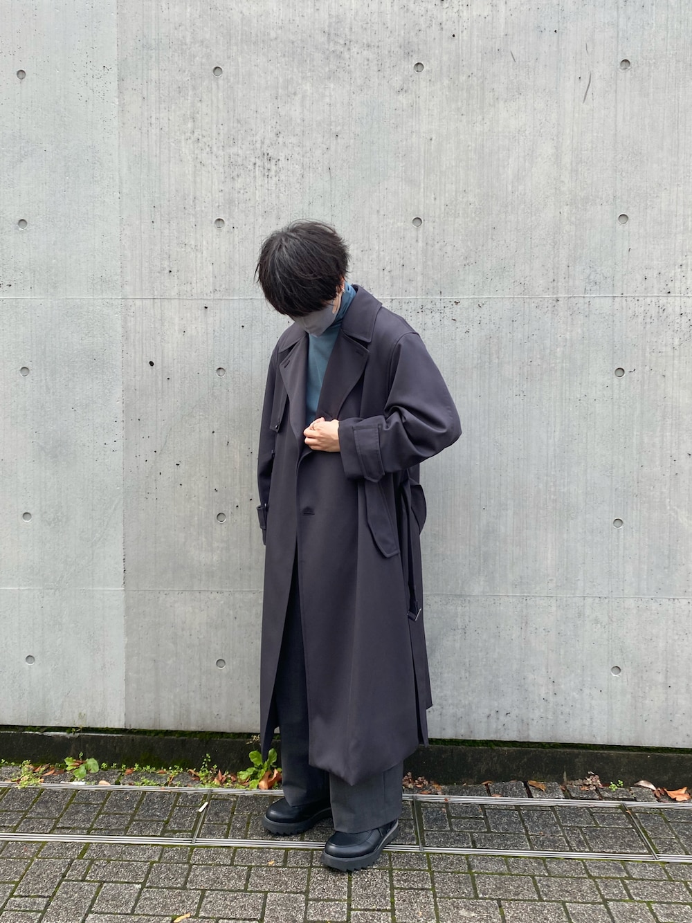 「LIDnM、秋冬コーデ、低身長コーデ、キレイめ、トレンチコート、コート、デート、タートルネック、冬コーデ」｜「WYM LIDNMの【WYM LIDNM】SHARK SOLE COMBINATION SHOES（ドレスシューズ、ブラック系）」を使った、Cyさん（メンズ・168cm）の冬コーディネートの1枚目の写真