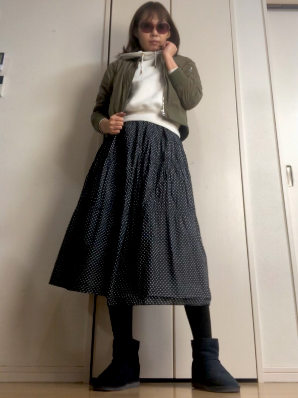 「カジュアルコーデ、オトナカジュアル、秋冬コーデ、シンプルコーデ、大人女子、今日のコーデ、休日コーデ、アウター、通勤コーデ、ショートブーツ」｜「GUのアイテム（スウェット、ホワイト系）」を使った、杏15号さん（レディース・166cm）の秋コーディネートの1枚目の写真