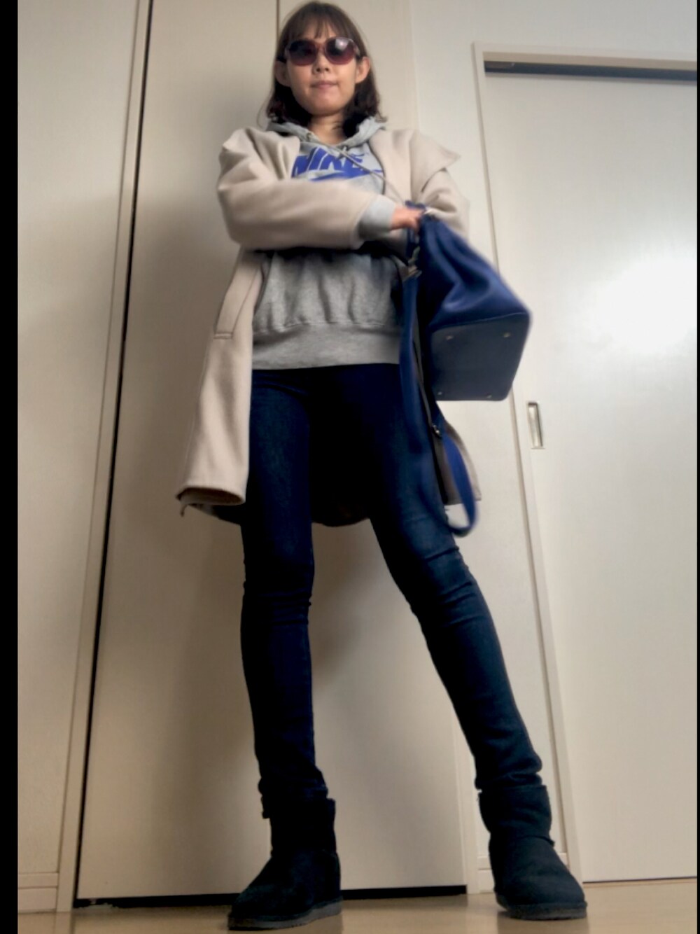 「スウェット、ショートブーツ、ノーカラーコート、デニムパンツ、古着MIX、休日コーデ、大人女子、シンプルコーデ、カジュアルコーデ、パンツコーデ、デニムコーデ、ゆるコーデ、今日のコーデ、オトナカジュアル、秋冬コーデ」｜「NIKEのアイテム（スウェット、グレー系）」を使った、杏15号さん（レディース・166cm）の秋コーディネートの1枚目の写真