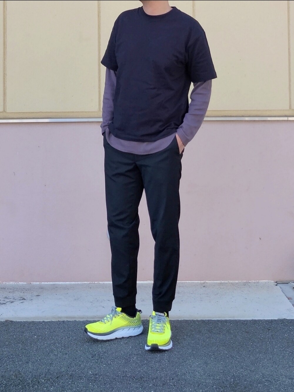 ブラック系のTシャツ/カットソー、グレー系のTシャツ/カットソー、ブラック系のその他パンツを着用したメンズの秋コーディネートの1枚目の写真