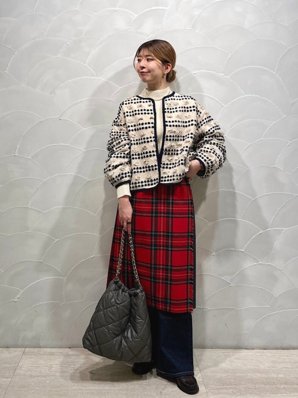 「お出かけコーデ、コート、デニム、シップス、シップスエニィ、SHIPS、SHIPS any、キルティングバッグ、フレアデニム、パフスリーブ」｜「LeeのLee:〈洗濯機可能〉フレア デニム パンツ（その他パンツ、ブルー系）」を使った、藤原さん（レディース・162cm）の冬コーディネートの1枚目の写真