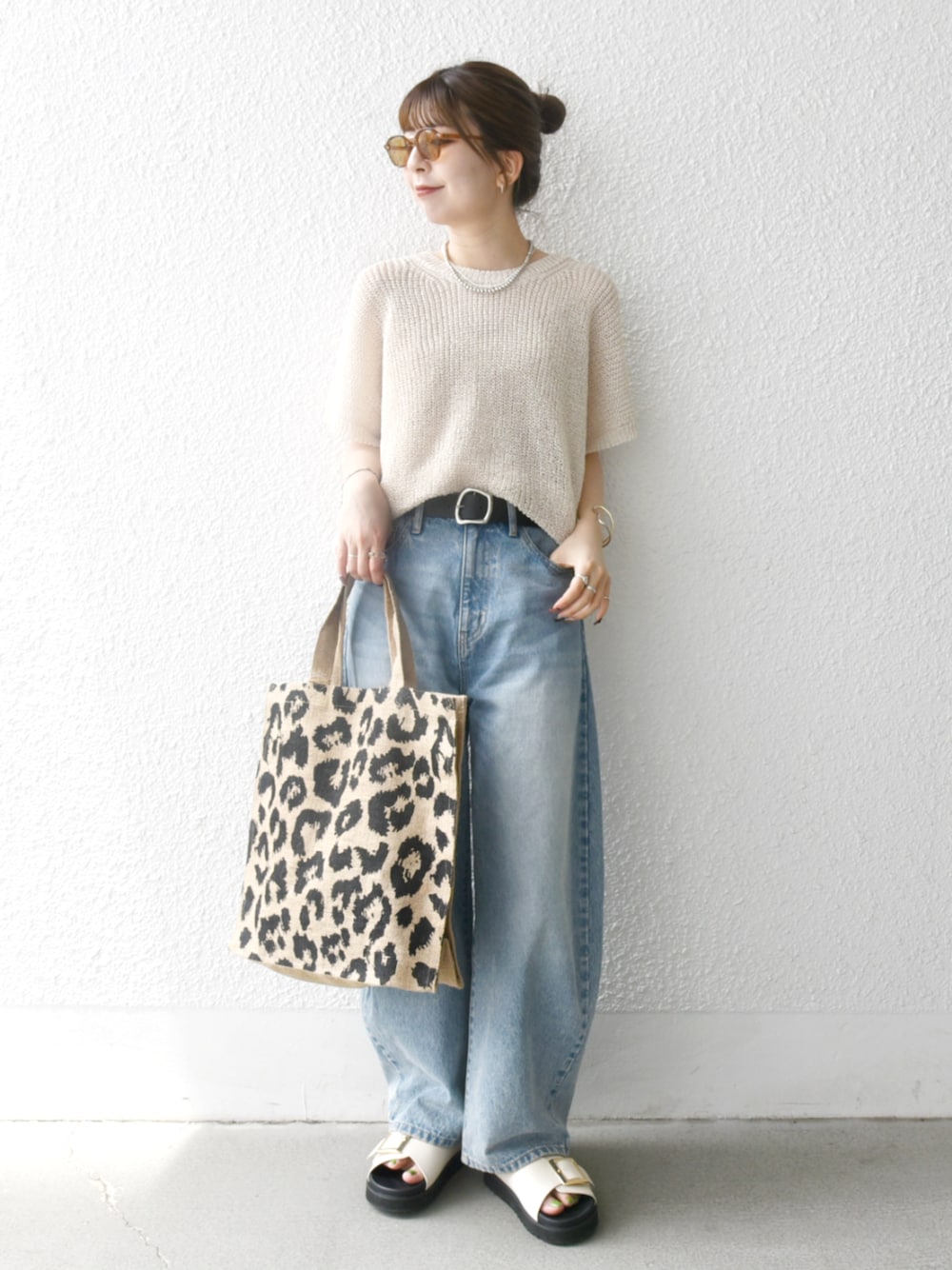 「SHIPS、大人カジュアルコーデ、夏、大人コーデ、夏ファッション、デニムコーデ、ootd、シップスエニィ、サンダル、サマーニット、デニム、ベルト」｜「bon_meurのbon_meur:〈洗濯機可能〉コクーン シルエット デニム パンツ（デニムパンツ、ブルー系）」を使った、藤原さん（骨格ウェーブ・レディース・162cm）の夏コーディネートの1枚目の写真