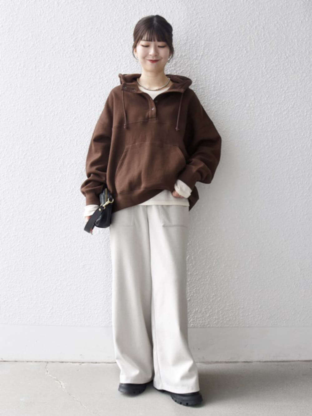 ベージュ系のその他パンツ、ブラック系のブーツ、ブラウン系のパーカーを着用したレディースの秋コーディネートの1枚目の写真