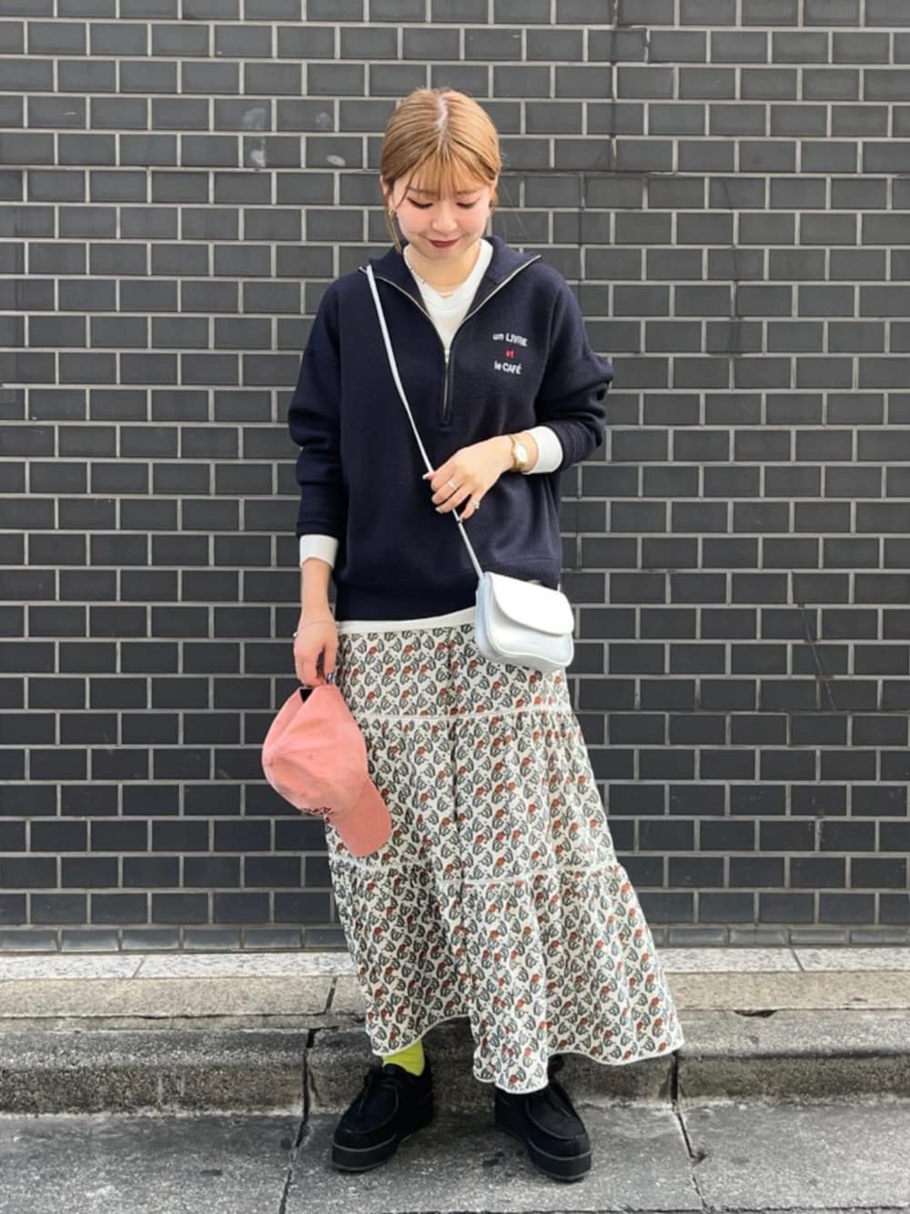 「シップス、シップスエニィ、SHIPS、SHIPS any、コーデュロイ、キャップ、刺繍、ティアードスカート、リーフ柄、ジッププルオーバー、プラットフォーム」｜「CasseliniのCasselini: コーデュロイ ロゴ 刺繍 キャップ（キャップ、ピンク系）」を使った、藤原さん（レディース・162cm）の秋コーディネートの1枚目の写真