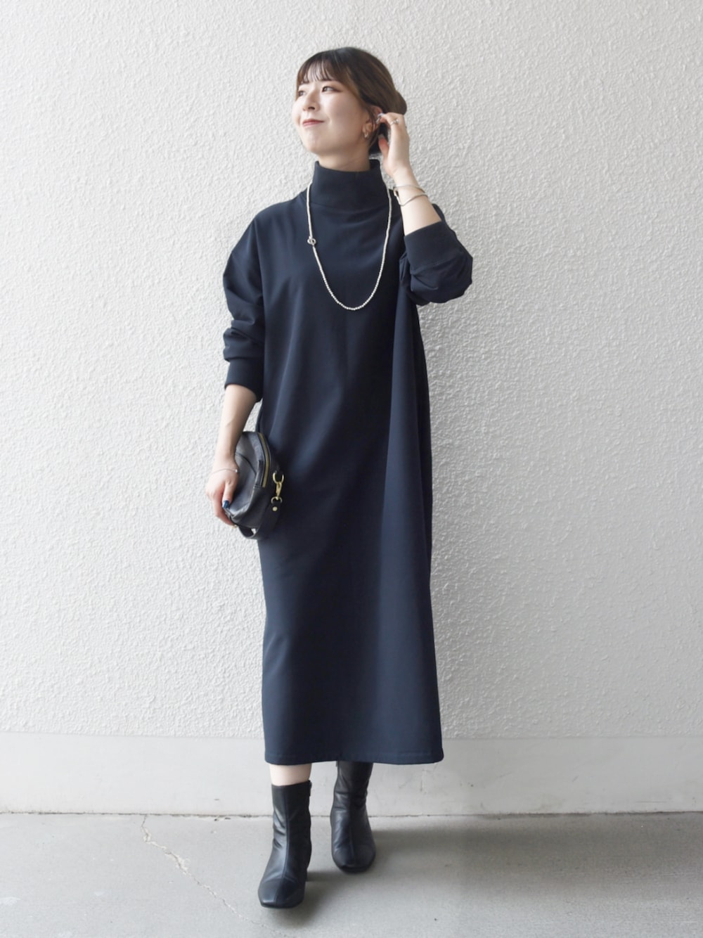 ブルー系のワンピースを着用したレディースの秋コーディネートの1枚目の写真