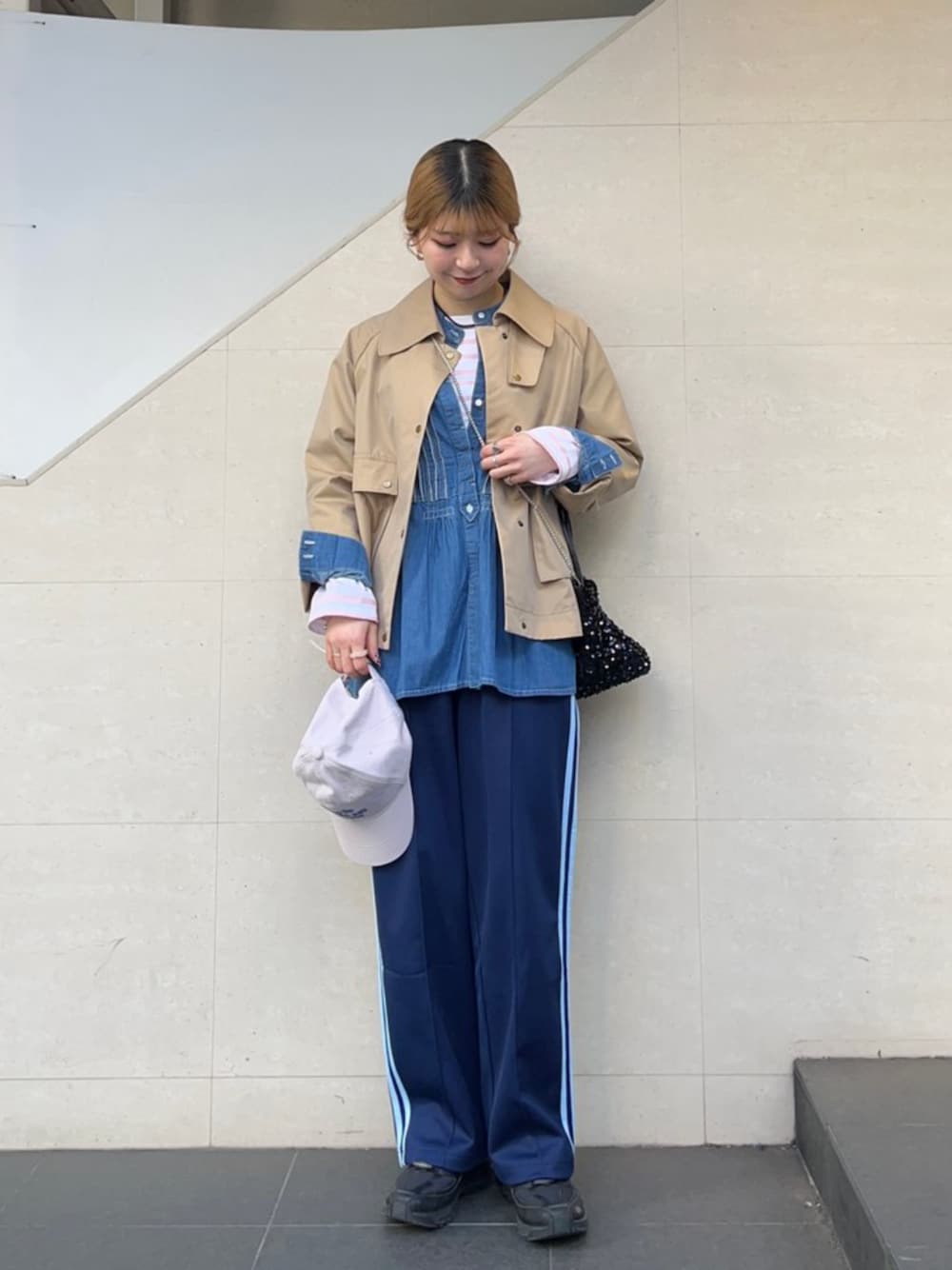 「シップス、シップスエニィ、SHIPS、SHIPS any、ショルダーバッグ、デニムシャツ、ラインパンツ、adidas、トラックパンツ、ボーダートップス、スパンコールバッグ、ロゴキャップ、ショートコート」｜「SHIPS anyのSHIPS any: スパンコール 2WAY ショルダー バッグ（ショルダーバッグ、ブラック系）」を使った、藤原さん（レディース・162cm）の冬コーディネートの1枚目の写真