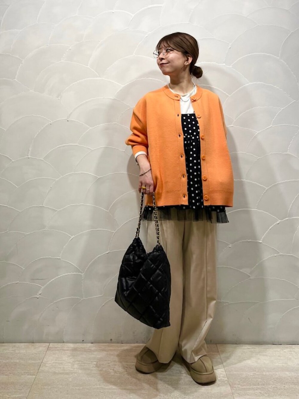 ブラック系のトートバッグ、ベージュ系のその他パンツ、ブラック系のシャツ/ブラウスを着用したレディースの冬コーディネートの1枚目の写真