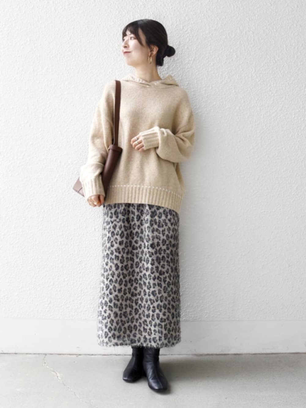 ベージュ系のスカート、ベージュ系のニット/セーターを着用したレディースの秋コーディネートの1枚目の写真