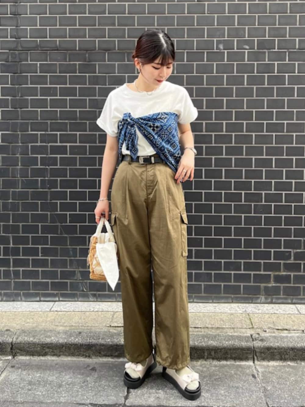 「シップス、SHIPS、SHIPS any、シップスエニィ、バンダナ、バンダナアレンジ、かごバッグ、イージーパンツ、リネンパンツ、ウエスタンベルト、ボリュームサンダル」｜「SHIPS anyのTARANGO: スクエア カゴ バッグ（かごバッグ、ホワイト系）」を使った、藤原さん（レディース・162cm）の夏コーディネートの1枚目の写真