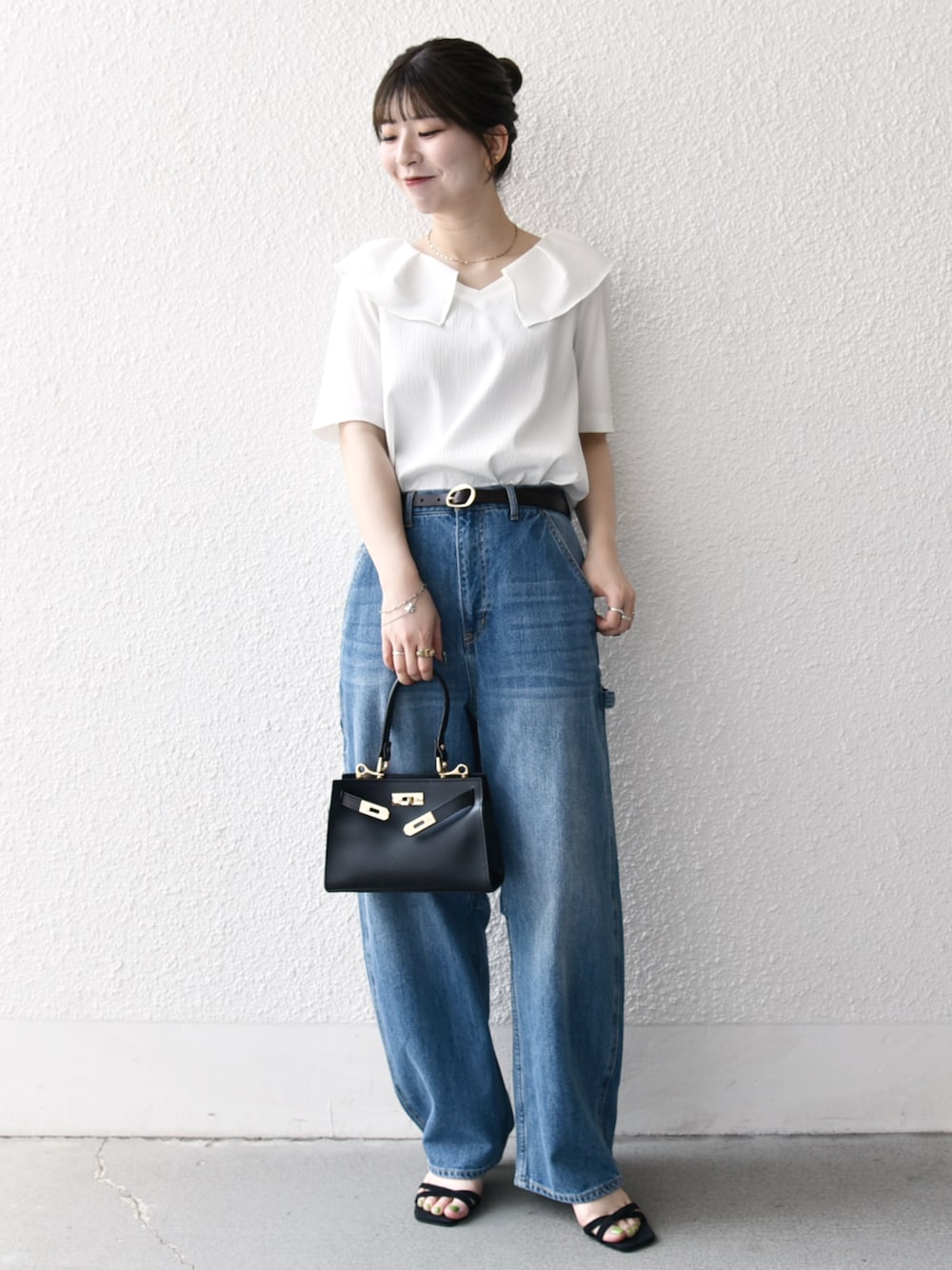 「シップスエニィ、骨格ウェーブ、イエベ春、ブラウス、デニム、コクーンパンツ、サンダル、SHIPS、夏服」｜「SHIPS anyのSHIPS any: クロス ストラップ サンダル（サンダル、ブラック系）」を使った、藤原さん（骨格ウェーブ・レディース・162cm）の春コーディネートの1枚目の写真