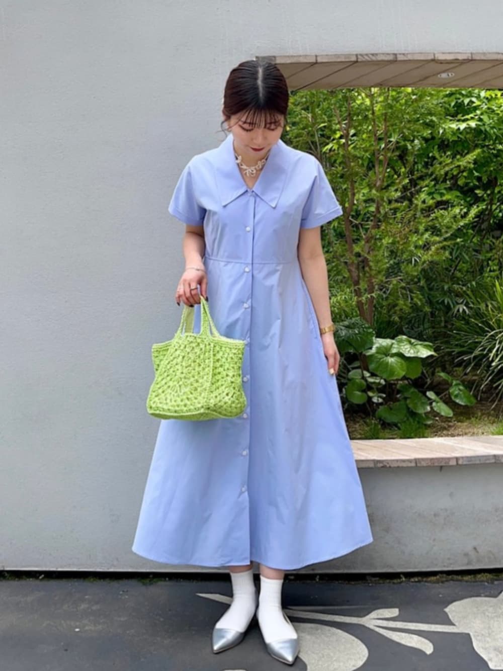 「シップス、シップスエニィ、SHIPS、SHIPS any、Vネックワンピース、ブルー、ペーパーバッグ、フラットパンプス、フラワーネックレス、ビーズネックレス、キレイめ」｜「SHIPS anyのSHIPS any: メッシュ ペーパー トート バッグ（トートバッグ、グリーン系）」を使った、藤原さん（レディース・162cm）の春コーディネートの1枚目の写真