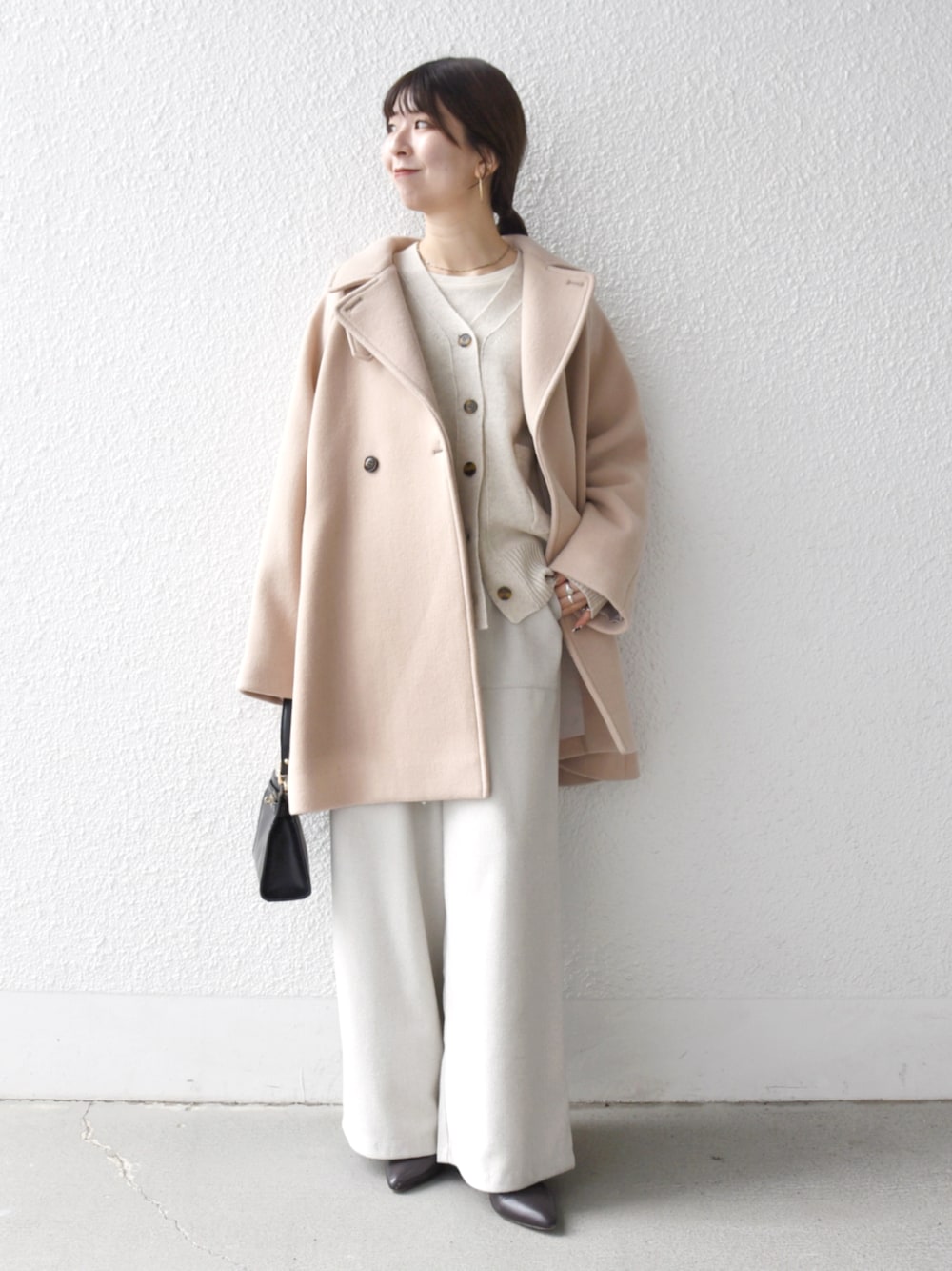 ベージュ系のその他パンツ、ベージュ系のカーディガン/ボレロ、ベージュ系のその他アウターを着用したレディースの秋コーディネートの1枚目の写真