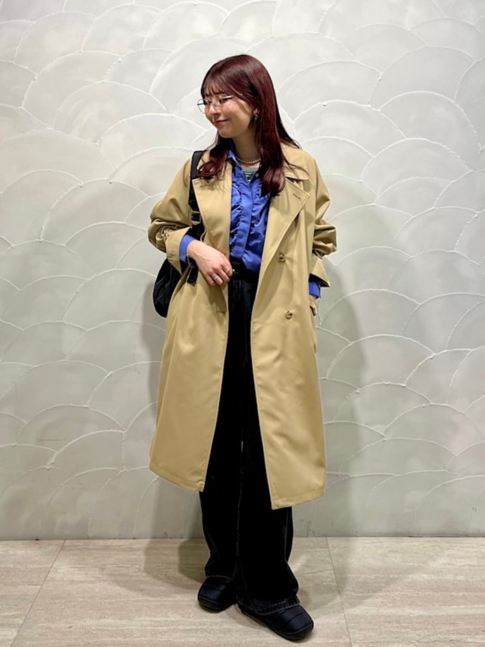 「シップス、シップスエニィ、SHIPS、SHIPS any、トレンチコート、ギャザーシャツ、ブルーシャツ、黒リュック、大人カジュアル、春アウター」｜「SHIPS anyのSHIPS any:〈洗濯機可能〉REPREVE ギャザー ショート シャツ（シャツ/ブラウス、ブルー系）」を使った、藤原さん（レディース・162cm）の春コーディネートの1枚目の写真