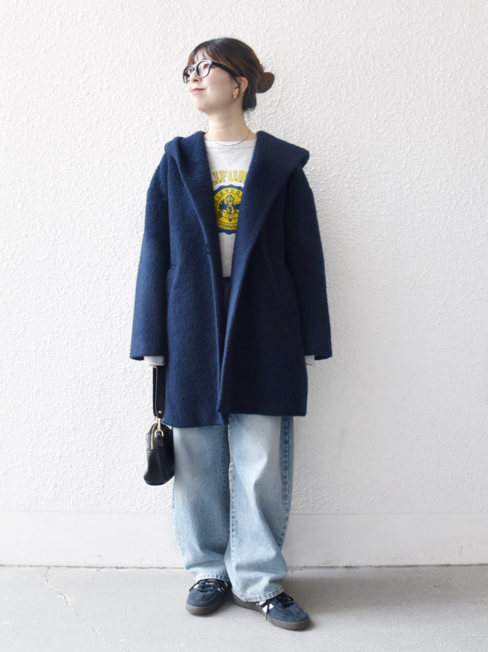 ブルー系のデニムパンツ、グレー系のスウェット、ブルー系のその他アウターを着用したレディースの秋コーディネートの1枚目の写真