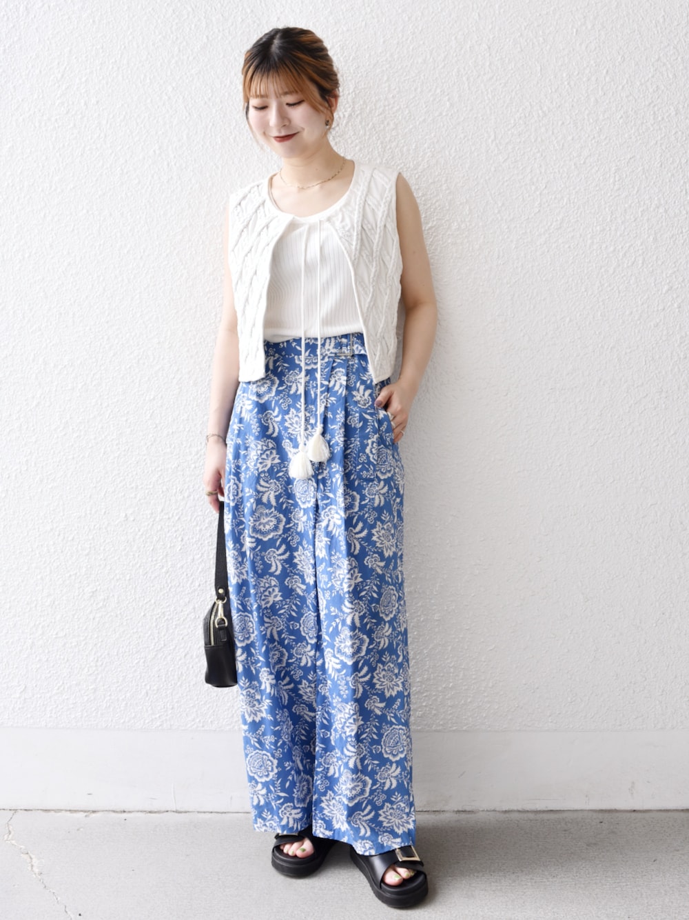 「ワイドパンツ、サンダル、SHIPS、夏服コーデ、夏、大人カジュアルコーデ、ベスト、柄パンツ、シップスエニィ」｜「SHIPS anyのSHIPS any: バックル ベルト プラットフォーム サンダル（サンダル、ブラック系）」を使った、藤原さん（骨格ウェーブ・レディース・162cm）の春コーディネートの1枚目の写真