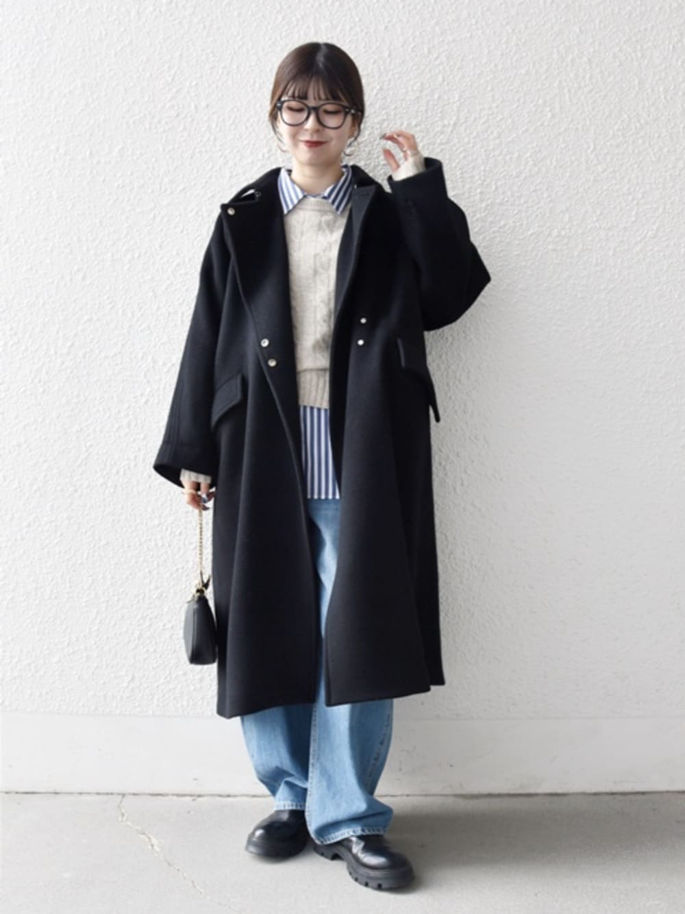 ブルー系のデニムパンツ、ブルー系のシャツ/ブラウス、ブラック系のステンカラーコートを着用したレディースの冬コーディネートの1枚目の写真