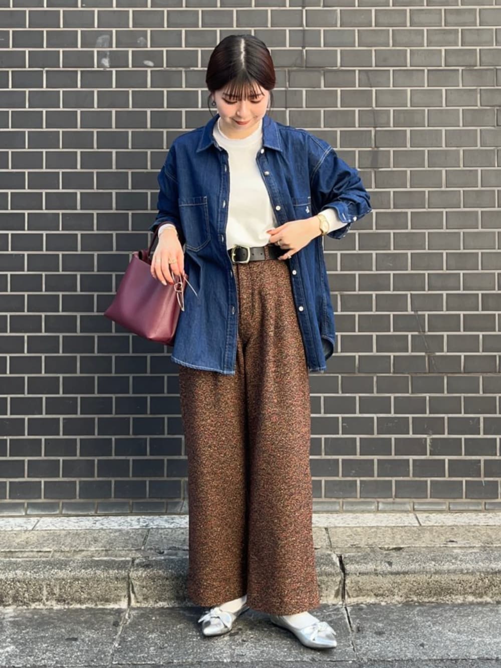 「シップス、シップスエニィ、SHIPS、SHIPS any、2WAYﾊﾞｯｸﾞ、デニム、デニムシャツ、テーパードパンツ、ワイドテーパードパンツ、スウェット、スウェットニット、フラットパンプス」｜「SHIPS anyのSHIPS any: レザー ニュアンス バックル ベルト（ベルト、ブラック系）」を使った、藤原さん（レディース・162cm）の秋コーディネートの1枚目の写真