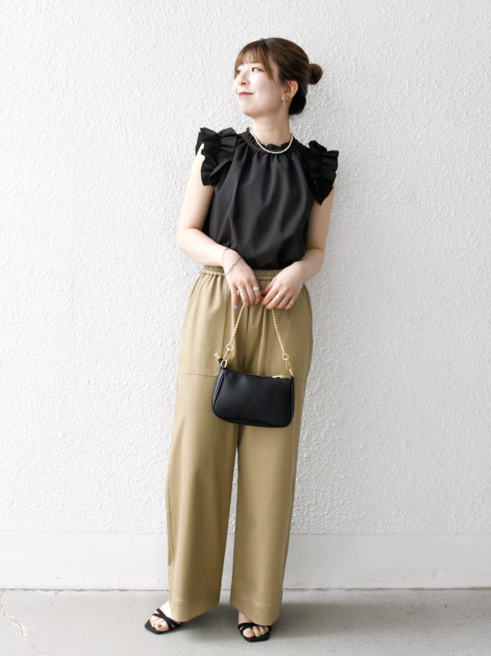 「ノースリーブ、ブラウス、シップスエニィ、夏コーデ、SHIPS、オトナカジュアル、ootd、サンダル、SHIPS any、骨格ウェーブ」｜「SHIPS anyのSHIPS any:〈洗濯機可能〉チノ ベイカー セミワイド イージー パンツ（チノパンツ、ベージュ系）」を使った、藤原さん（骨格ウェーブ・レディース・162cm）の夏コーディネートの1枚目の写真