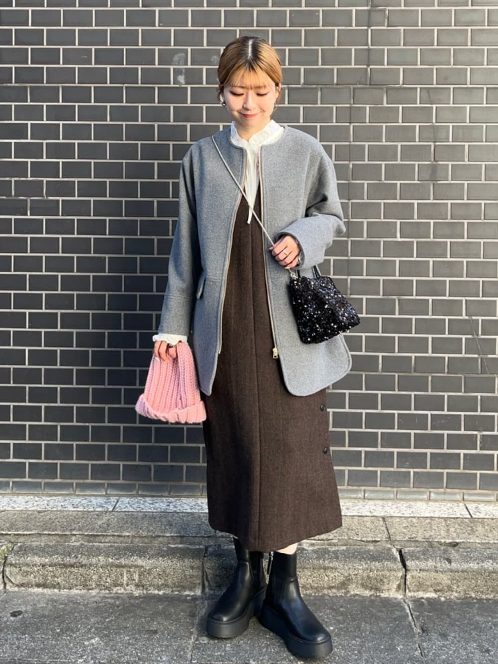 「シップス、シップスエニィ、SHIPS、SHIPS any、ニットキャップ、ノーカラーコート、ショートコート、フリルブラウス、ショルダーバッグ、スパンコールバック、ヘリンボーン柄、ワンピース」｜「SHIPS anyのSHIPS any: スパンコール 2WAY ショルダー バッグ（ショルダーバッグ、ブラック系）」を使った、藤原さん（レディース・162cm）の秋コーディネートの1枚目の写真