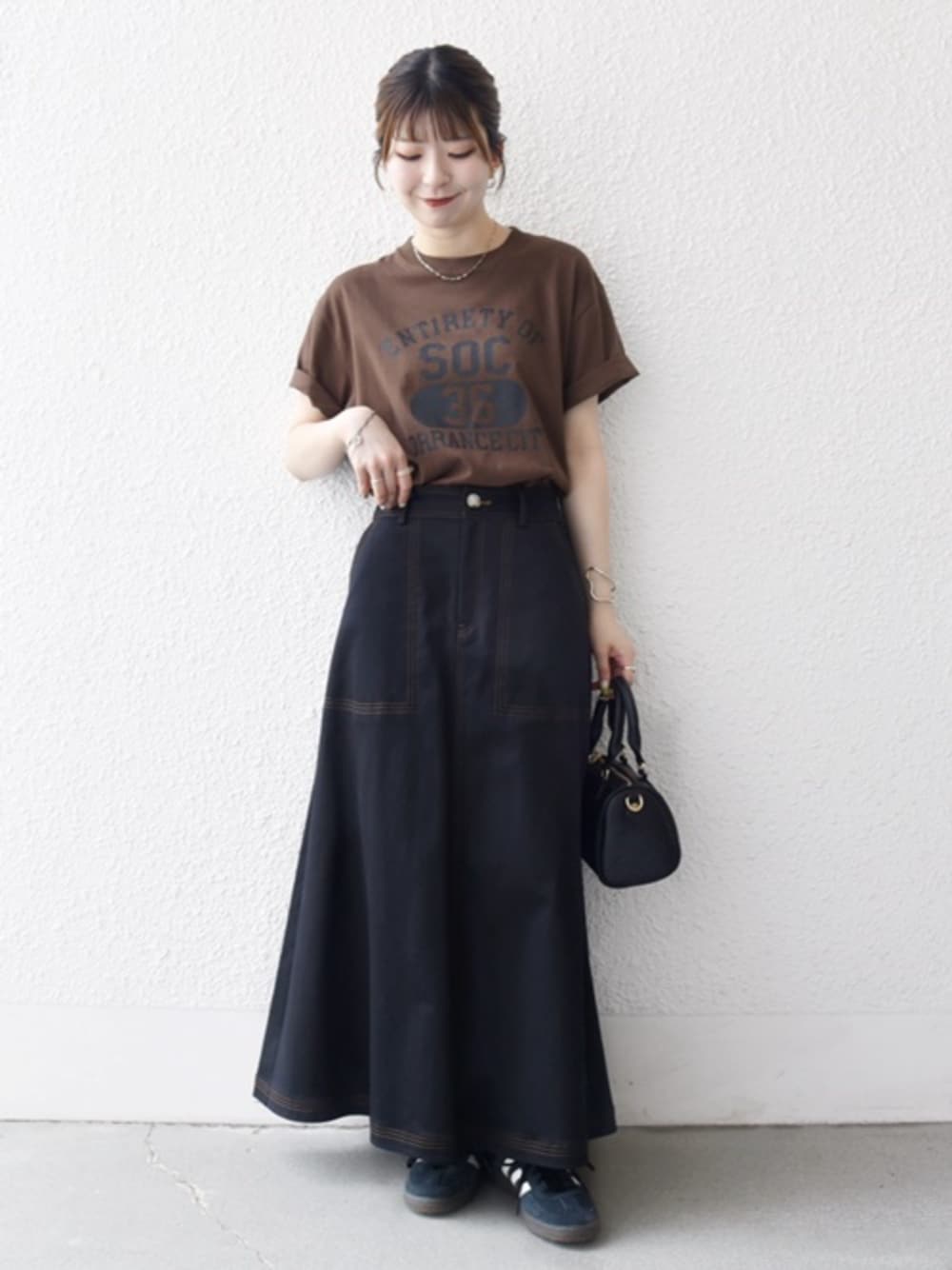 「きれいめカジュアル、シンプルコーデ、ロゴT、夏コーデ、夏ファッション、夏服、半袖、シップスエニィ、SHIPS any、骨格ウェーブ、イエベ春」｜「VELETTOのVELETTO: 2WAY ショルダー ボストン バッグ（ボストンバッグ、ブラック系）」を使った、藤原さん（骨格ウェーブ・レディース・162cm）の夏コーディネートの1枚目の写真