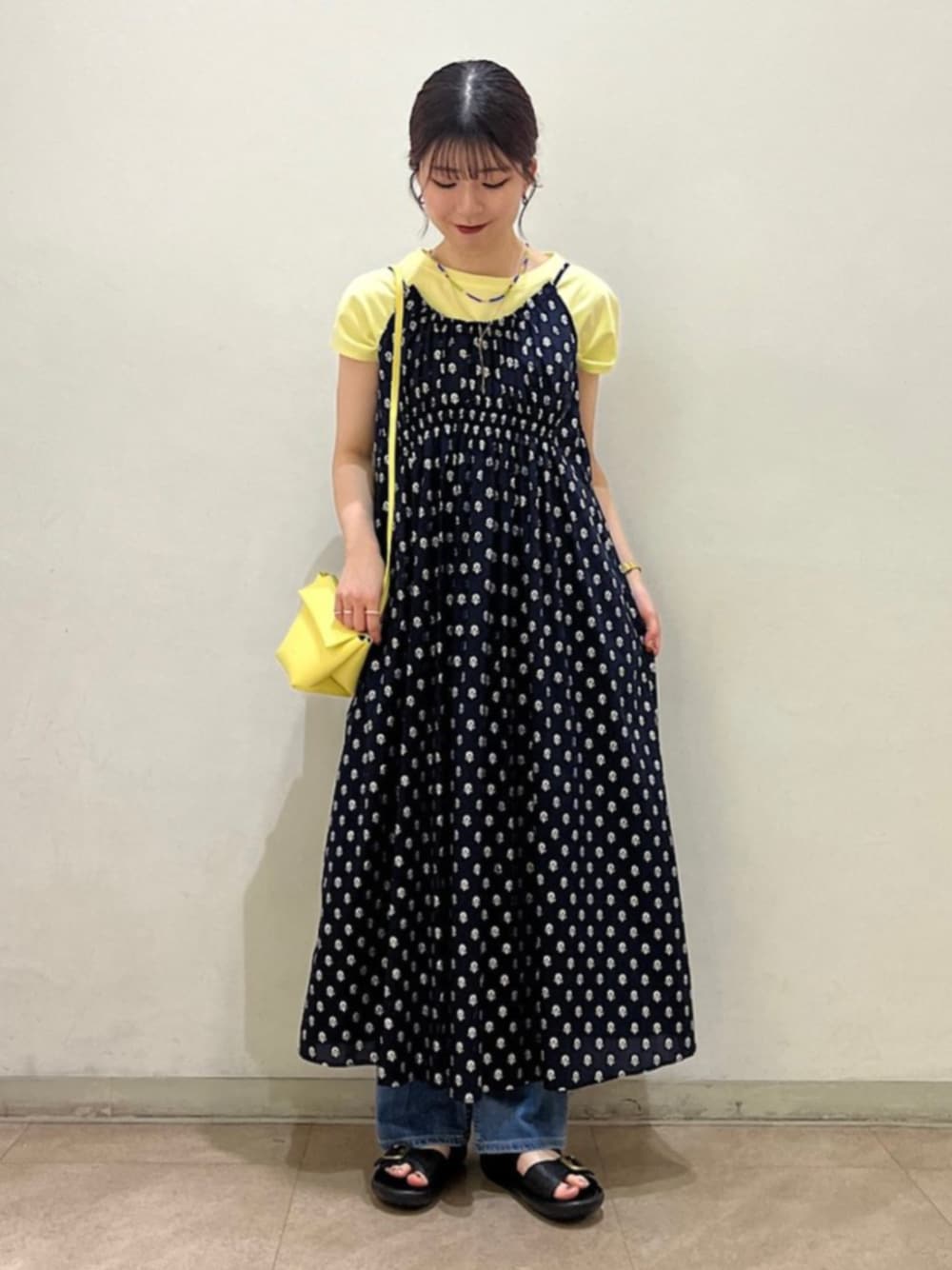 「シップス、シップスエニィ、SHIPS、SHIPS any、フレアデニム、プリントワンピース、キャミソールワンピ、ベルトサンダル、フレンチTシャツ」｜「SHIPS anyのHealthy DENIM:〈ウォッシャブル〉Lotus フレア デニム パンツ 24SS（デニムパンツ、ブルー系）」を使った、藤原さん（レディース・162cm）の春コーディネートの1枚目の写真