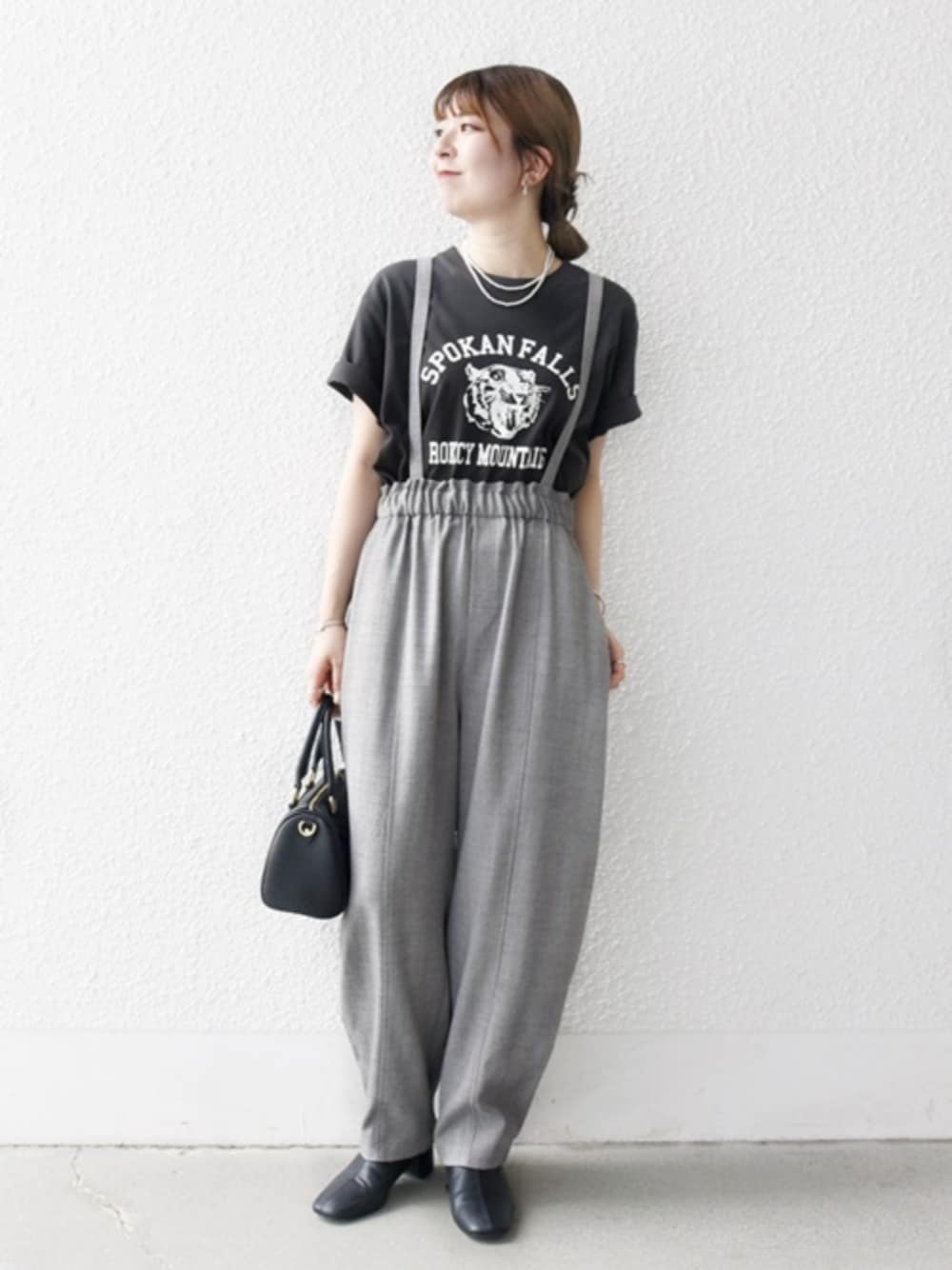 「サスペンダー、サスペンダーパンツ、Tシャツ、SHIPS any、シップスエニィ、パンツスタイル、パンツコーデ、パンツ、カジュアル、骨格ウェーブ、イエベ春」｜「VELETTOのVELETTO: 2WAY ショルダー ボストン バッグ（ボストンバッグ、ブラック系）」を使った、藤原さん（骨格ウェーブ・レディース・162cm）の夏コーディネートの1枚目の写真