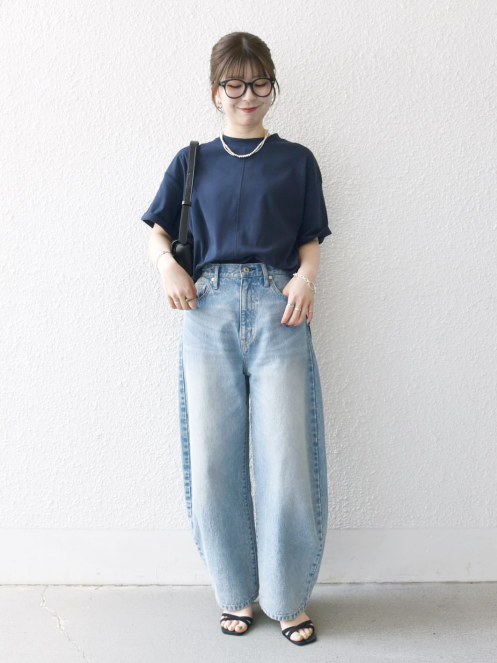 「サンダル、デニム、夏コーデ、SHIPS、パンツスタイル、シップスエニィ、Tシャツ、接触冷感、コクーンパンツ、スタンドオイル」｜「bon_meurのbon_meur:〈洗濯機可能〉コクーン シルエット デニム パンツ（デニムパンツ、ブルー系）」を使った、藤原さん（骨格ウェーブ・レディース・162cm）の夏コーディネートの1枚目の写真
