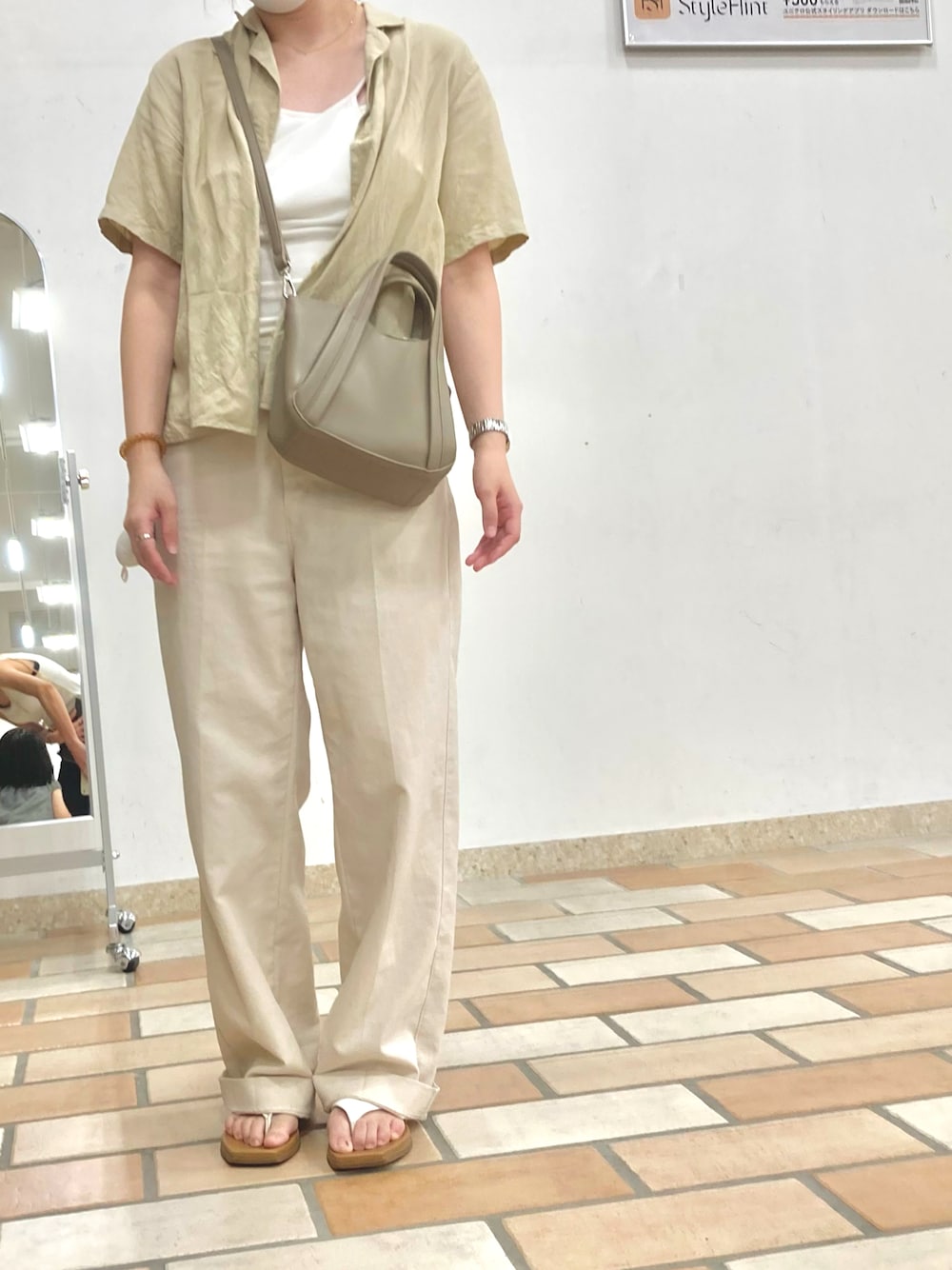 「夏コーデ、シンプルスタイル、ラクチンコーデ、大人コーデ、大人カジュアル、ゆるコーデ、パンツコーデ、サンダルコーデ、UNIQLO」｜「UNIQLOのアイテム（シャツ/ブラウス、ベージュ系）」を使った、coco.  さん（レディース・162cm）の夏コーディネートの1枚目の写真