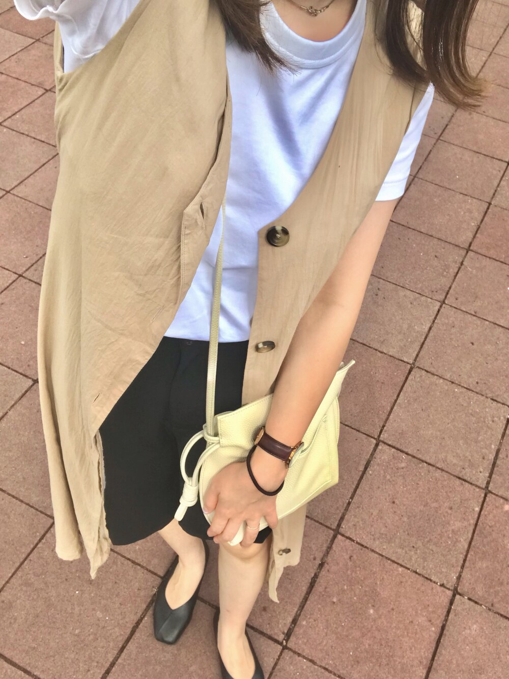 「シンプルコーデ、今日のコーデ、パンツスタイル、オトナカジュアル、プチプラコーデ、夏、Tシャツ/カットソー、韓国ファッション、秋カラー、ベージュコーデ」｜「UNIQLOのクルーネックT（半袖）（Tシャツ/カットソー、ホワイト系）」を使った、coco.  さん（レディース・162cm）の夏コーディネートの1枚目の写真
