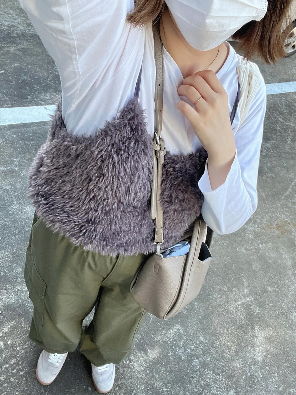 「秋コーデ、休日スタイル、秋服、パンツスタイル、スニーカーコーデ、秋、カーゴパンツ、シンプルスタイル」｜「GUのアイテム（カーゴパンツ、グリーン系）」を使った、coco.  さん（レディース・162cm）の秋コーディネートの1枚目の写真