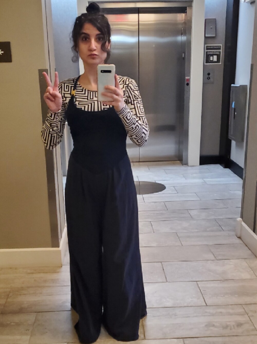 「black and white、白黒、秋コーデ、秋冬コーデ、秋冬、jumpsuit、FOREVER 21、女の子、girl」｜「Sessaのアイテム（パンツドレス、ブラック系）」を使った、じゅりあさん（レディース・160cm）の秋コーディネートの1枚目の写真
