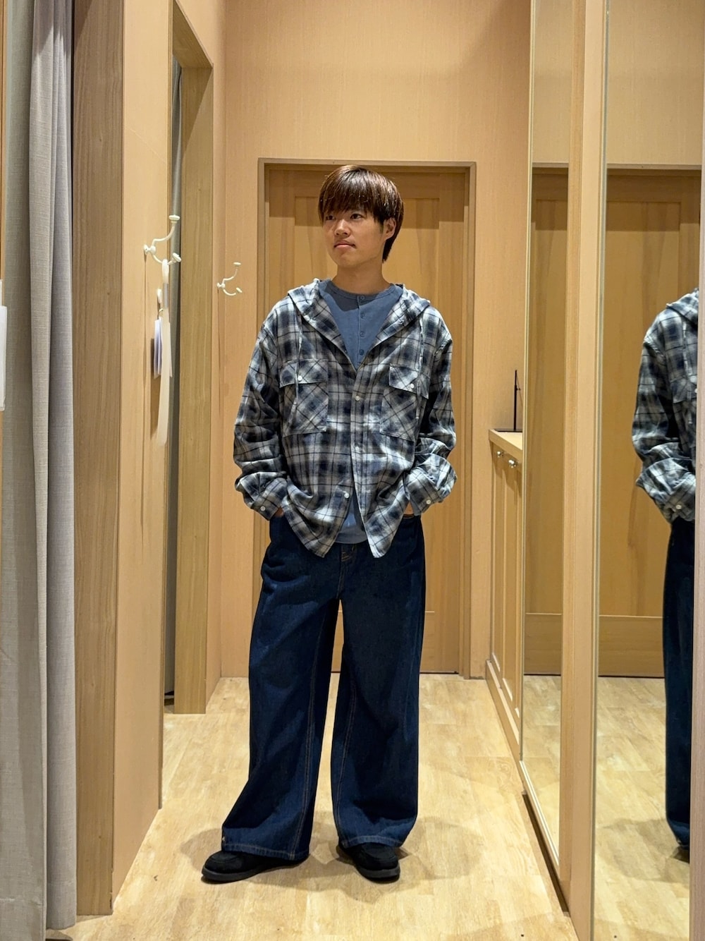 グレー系のシャツ/ブラウス、ブルー系のTシャツ/カットソー、ブルー系のデニムパンツを着用したメンズの秋コーディネートの1枚目の写真