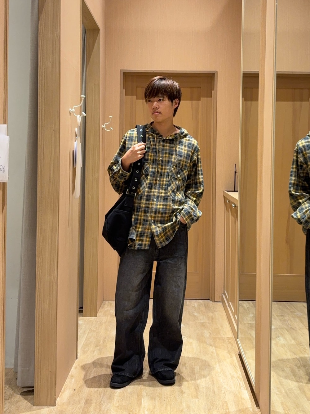 イエロー系のシャツ/ブラウス、ブラック系のデニムパンツ、ブラック系のトートバッグを着用したメンズの秋コーディネートの1枚目の写真