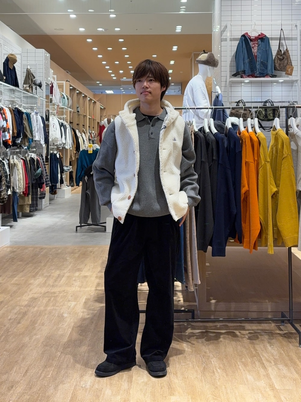 ブラック系のその他パンツ、グレー系のニット/セーター、ホワイト系のベストを着用したメンズの秋コーディネートの1枚目の写真