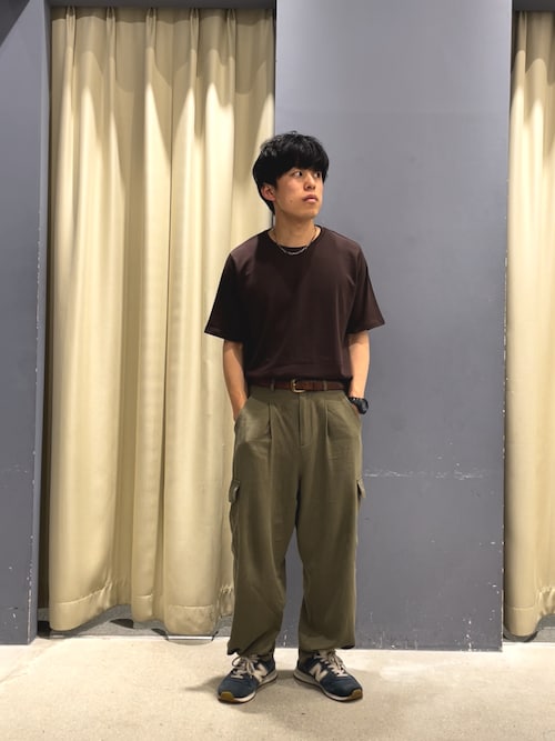 カーゴパンツを使った「ブラウン×カーキ」の人気ファッション