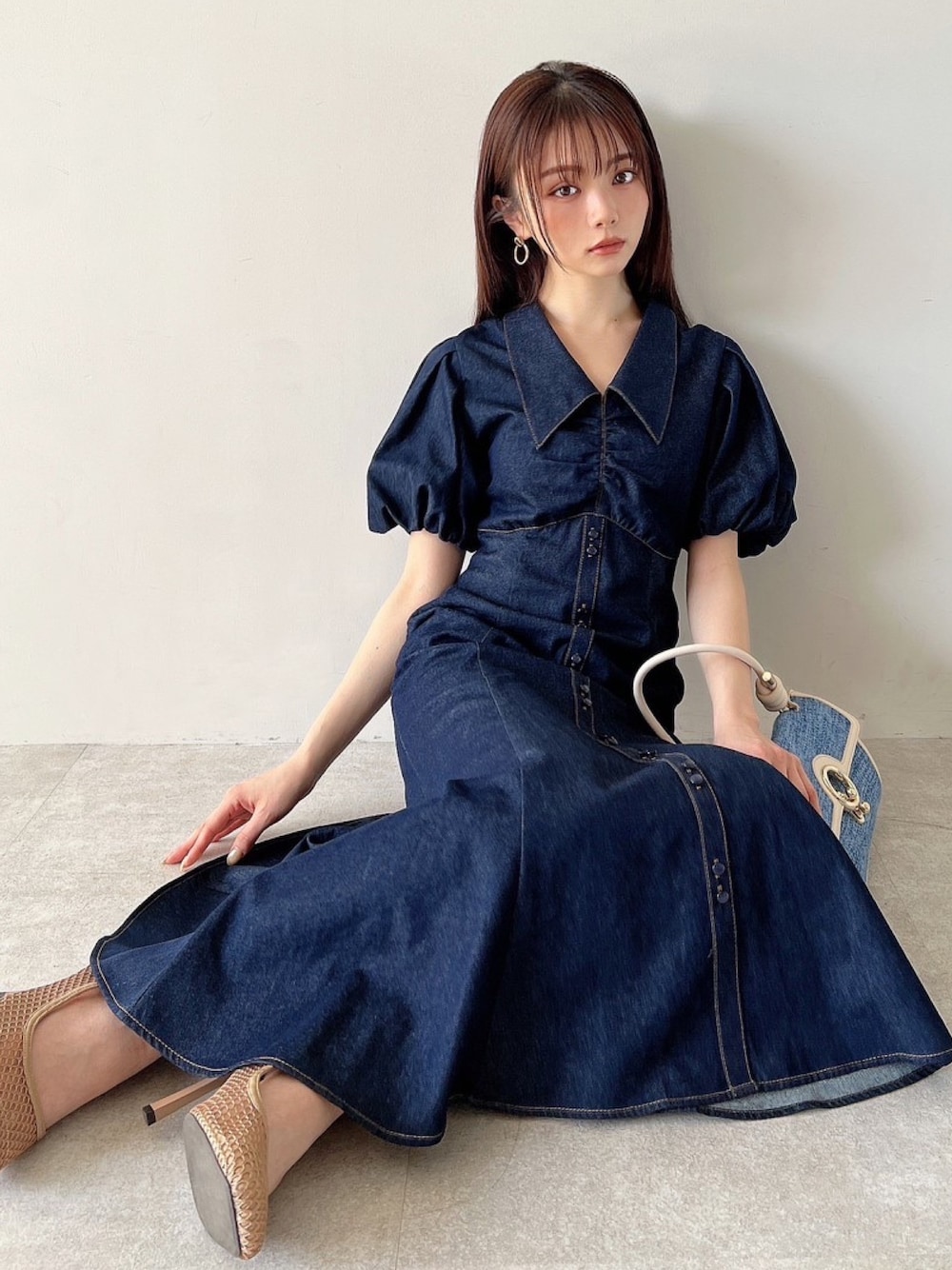 「RESEXXY、リゼクシー、春服コーデ、春色、春カラー、キレイめコーデ、春、ワンピース、デニム、マーメイドワンピース」｜「RESEXXYのギャザーデザインマーメイドワンピース（ワンピース、ブルー系）」を使った、miyuさん（レディース・152cm）の春コーディネートの1枚目の写真