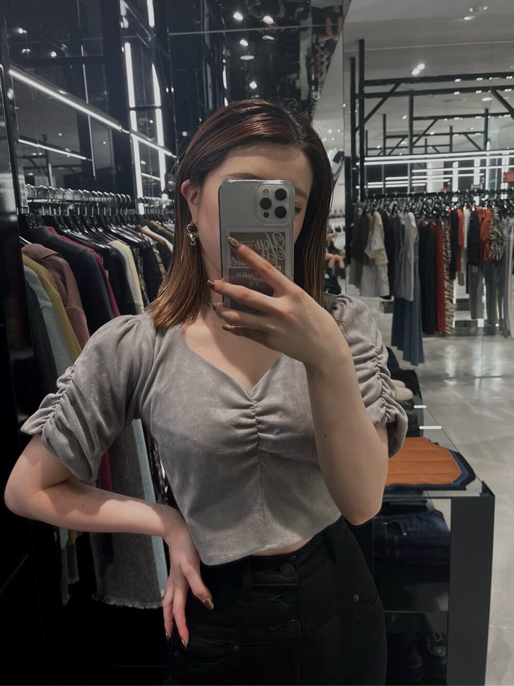 ブラック系のサンダル、ブラック系のデニムパンツ、グレー系のTシャツ/カットソーを着用したレディースの夏コーディネートの1枚目の写真