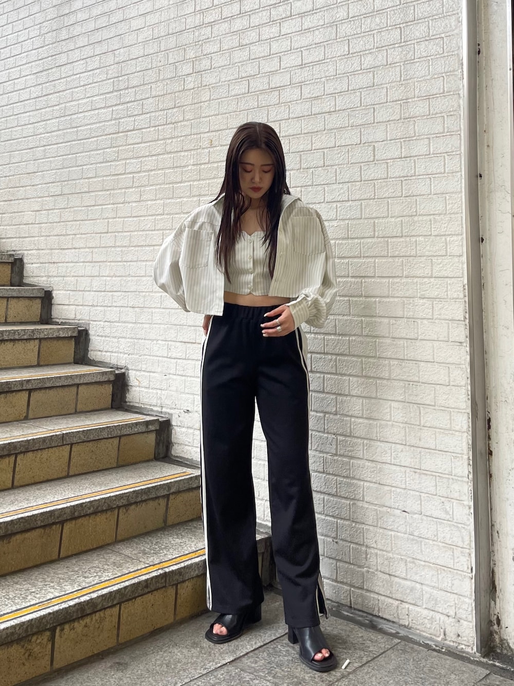 その他のシャツ/ブラウス、ブラック系のその他パンツ、ブラック系のブーツを着用したレディースの夏コーディネートの1枚目の写真