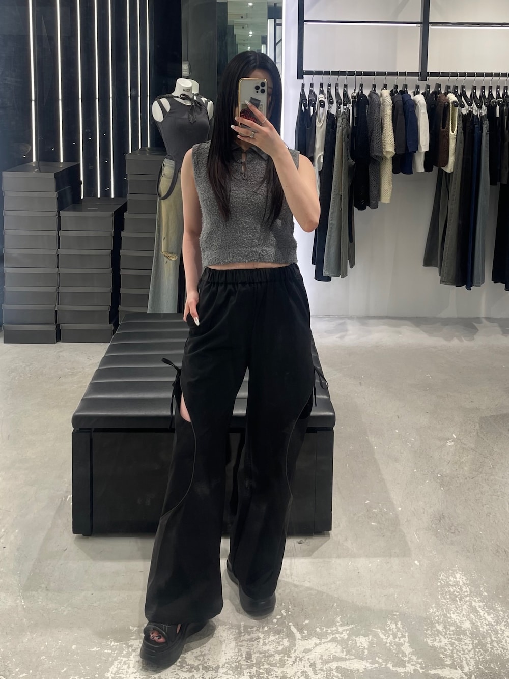 グレー系のニット/セーター、ブラック系のその他パンツ、ブラック系のサンダルを着用したレディースの夏コーディネートの1枚目の写真