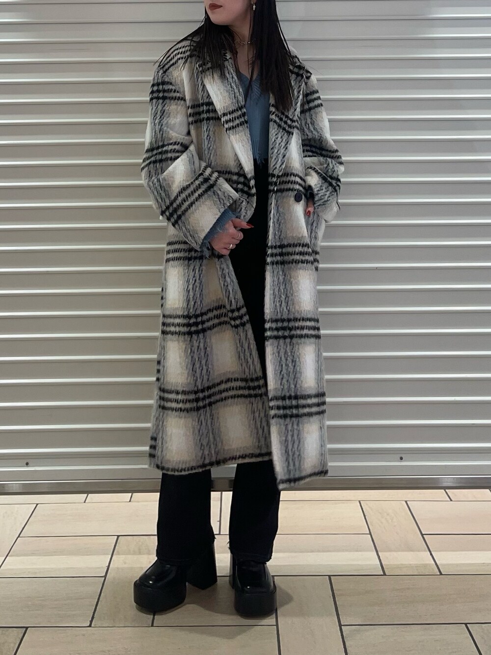 その他のチェスターコート、ブルー系のニット/セーター、ブラック系のデニムパンツを着用したレディースの冬コーディネートの1枚目の写真